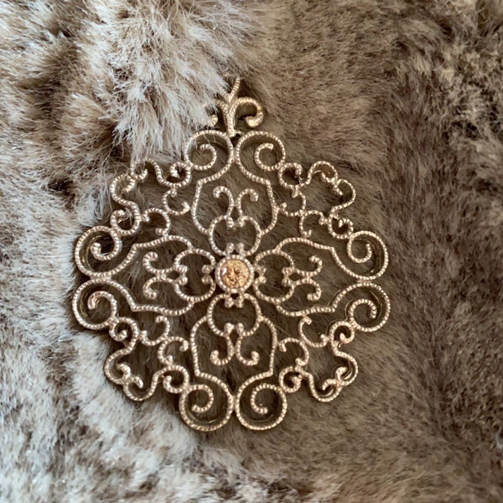 Gorgeous sterling silver filagree lace pendant with genuine champagne diamond💎